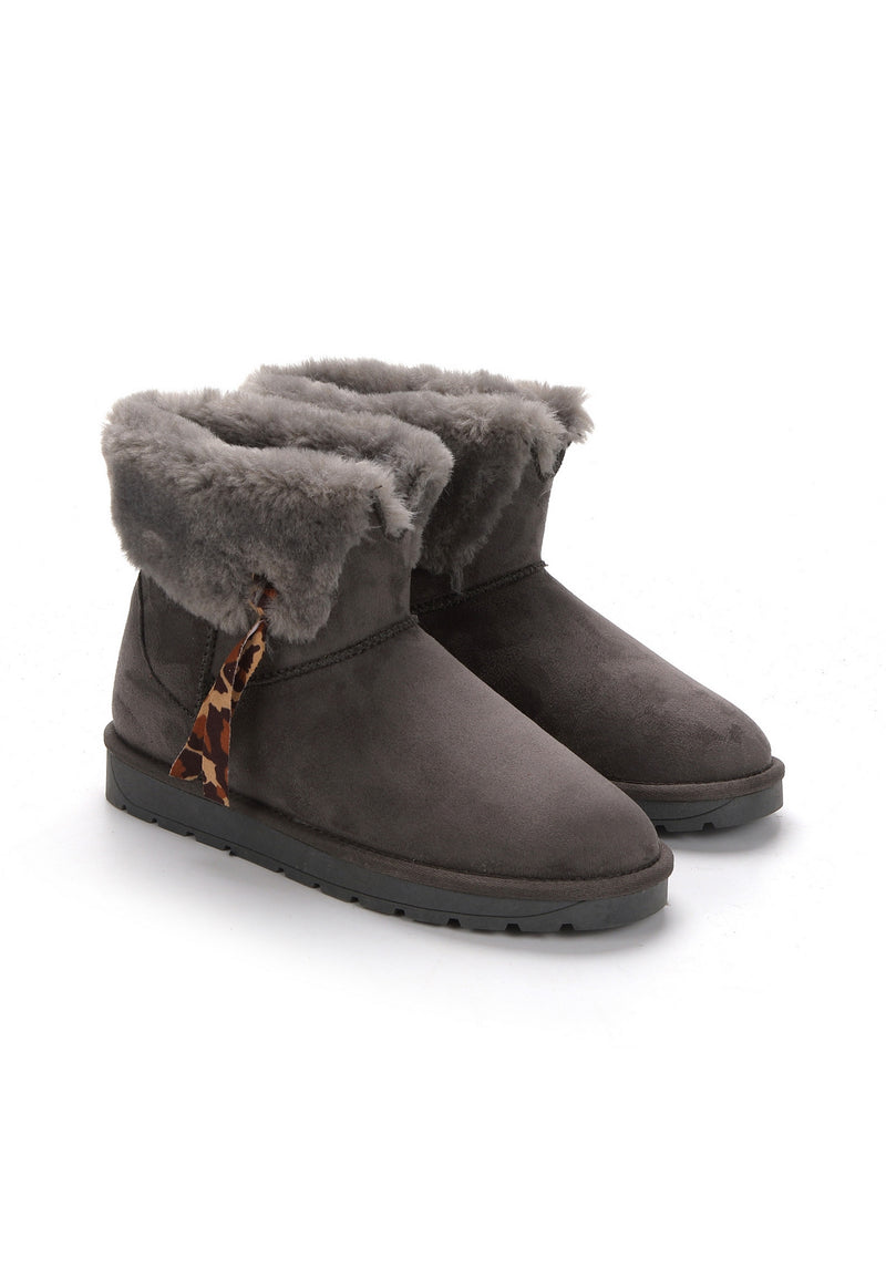 Deux bottines fourrées Mithia anthracite de trois-quarts, revers de fausse fourrure grise