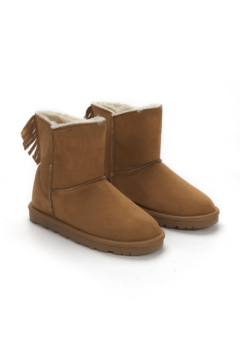 Deux bottes fourrées Moraze camel de trois-quarts, franges et col de fausse fourrure écrue