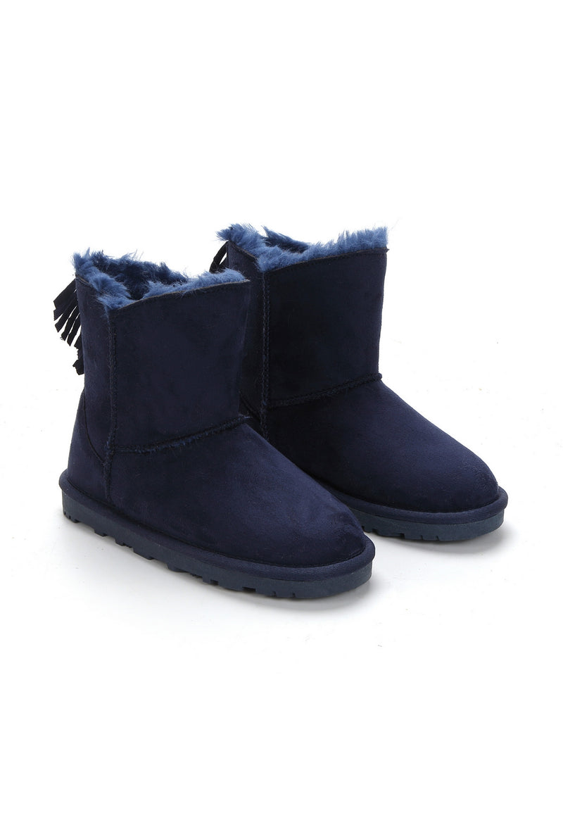 Paire de bottes fourrées Moraze marine vue de trois-quarts, franges au-dessus du talon