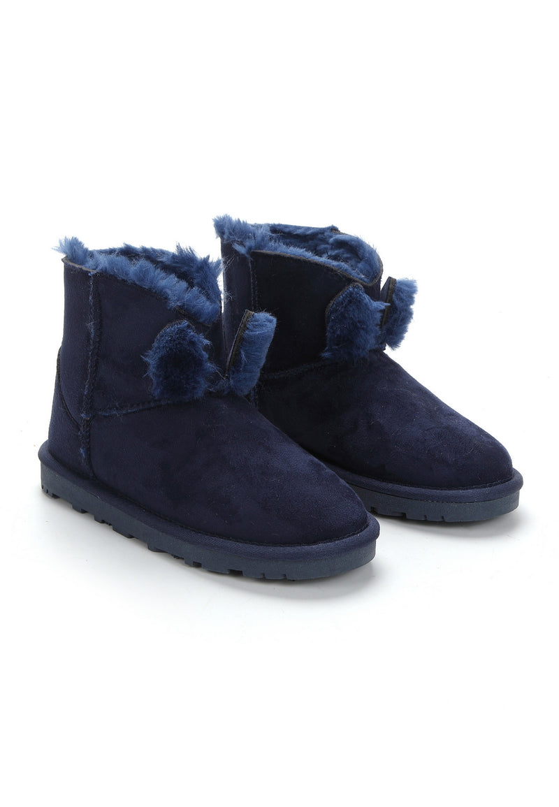 Paire de bottines fourrées Must marine vue de trois-quarts, pompons de fausse fourrure au col