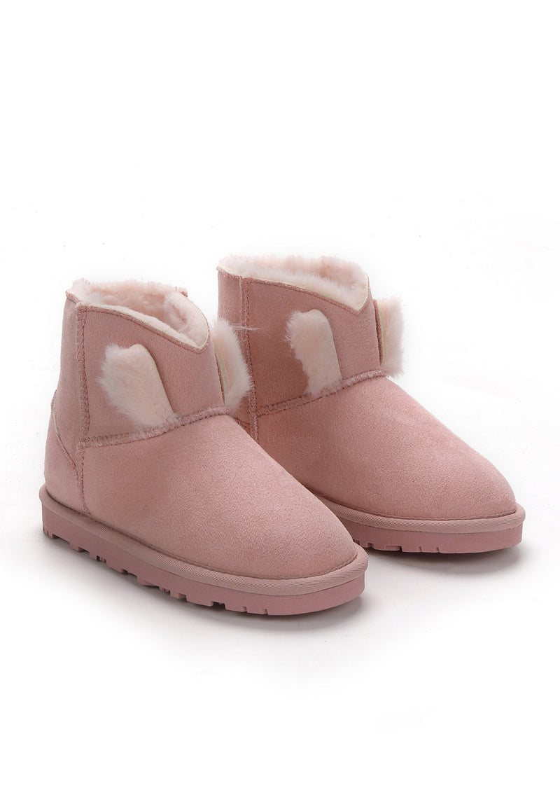 Bottines fourrées Must rose en paire, vue de trois-quarts, pompons de fausse fourrure crème
