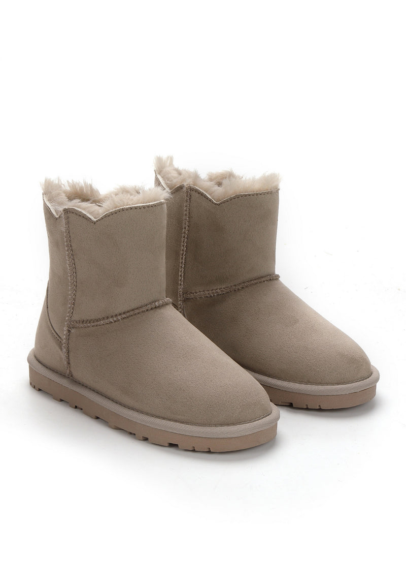 Paire de bottes fourrées Mina naturel de trois-quarts, cols écrus qui débordent