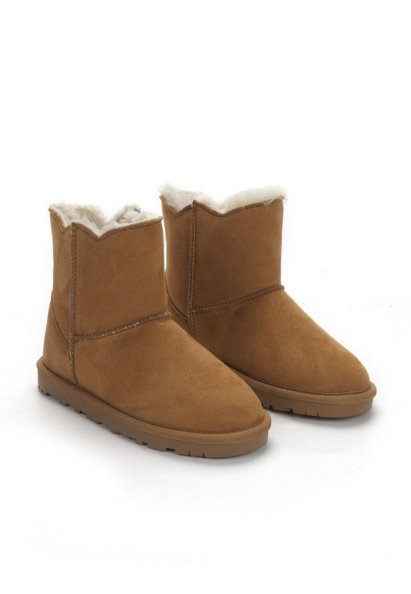 Bottes fourrées enfant Mina camel vues de trois-quarts, bords de tige découpés en zigzag