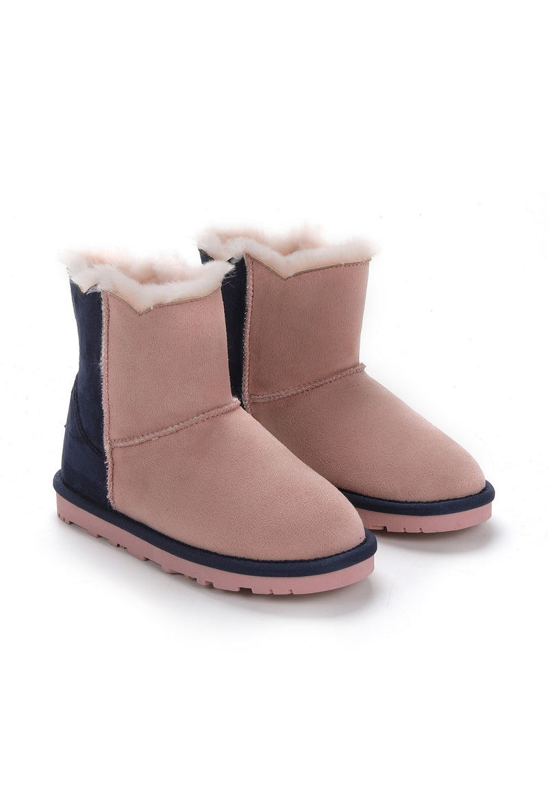 Paire de bottes fourrées Milena rose et marine, vue de trois-quarts face sur fond blanc