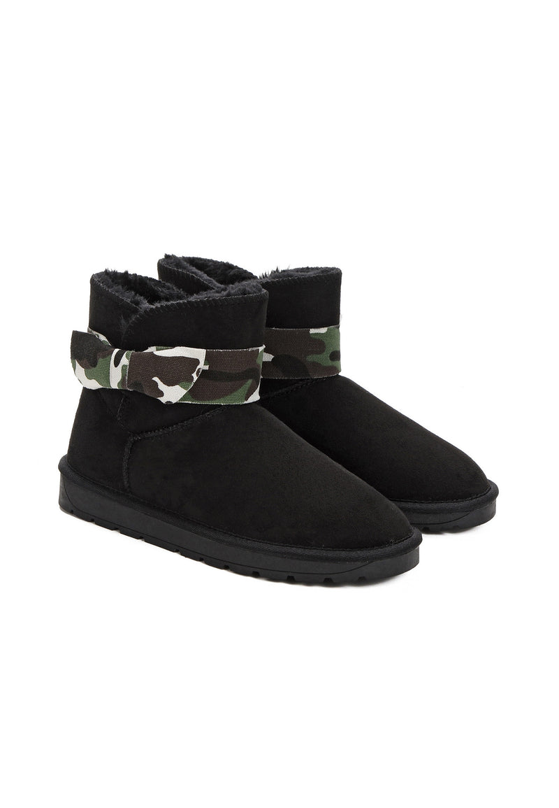 Paire de bottines courtes fourrées Wassily Camo noires de trois-quarts, rubans imprimés au bord