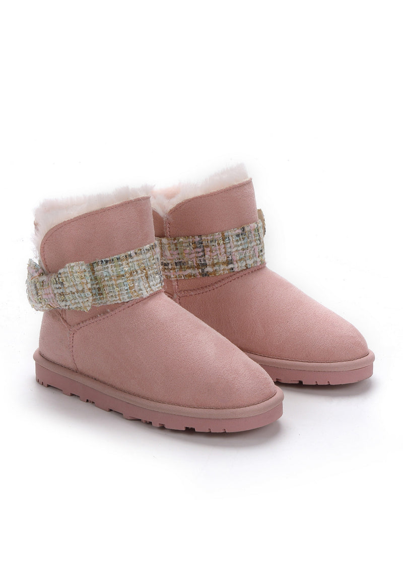 Deux bottes fourrées enfant Wassily rose de trois-quarts, brides de tweed clair nouées sur la tige
