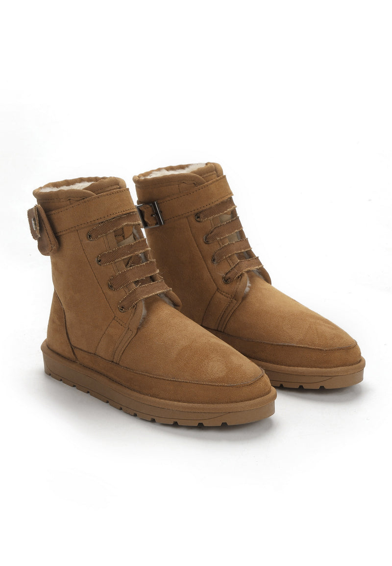 Les deux bottines fourrées Emaan camel de trois-quarts face, doublure crème au col