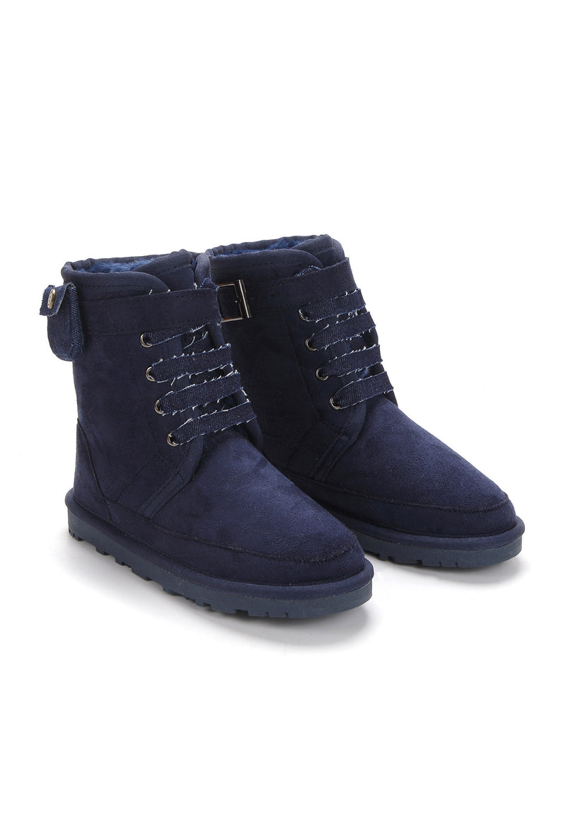 Deux bottes fourrées Eshani marine posées de trois-quarts, lacets bleus et boucle carrée