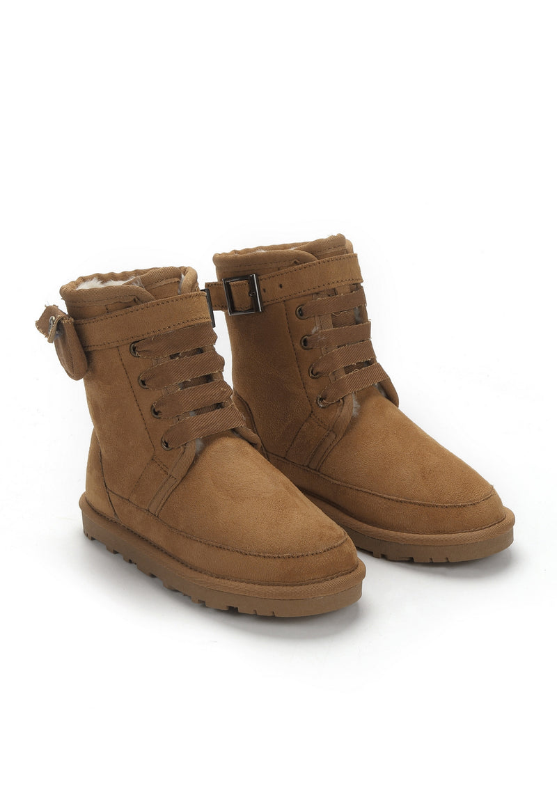 Paire de bottes fourrées Eshani camel de trois-quarts, lacets plats et boucle carrée