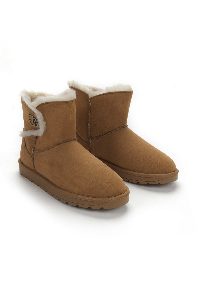 Paire de bottines fourrées Mebrela camel de trois-quarts, monogramme métal bronze