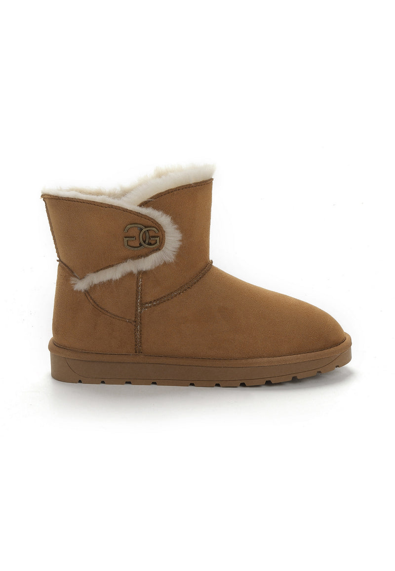 Bottine fourrée Mebrela camel de profil, monogramme à deux anneaux entrelacés