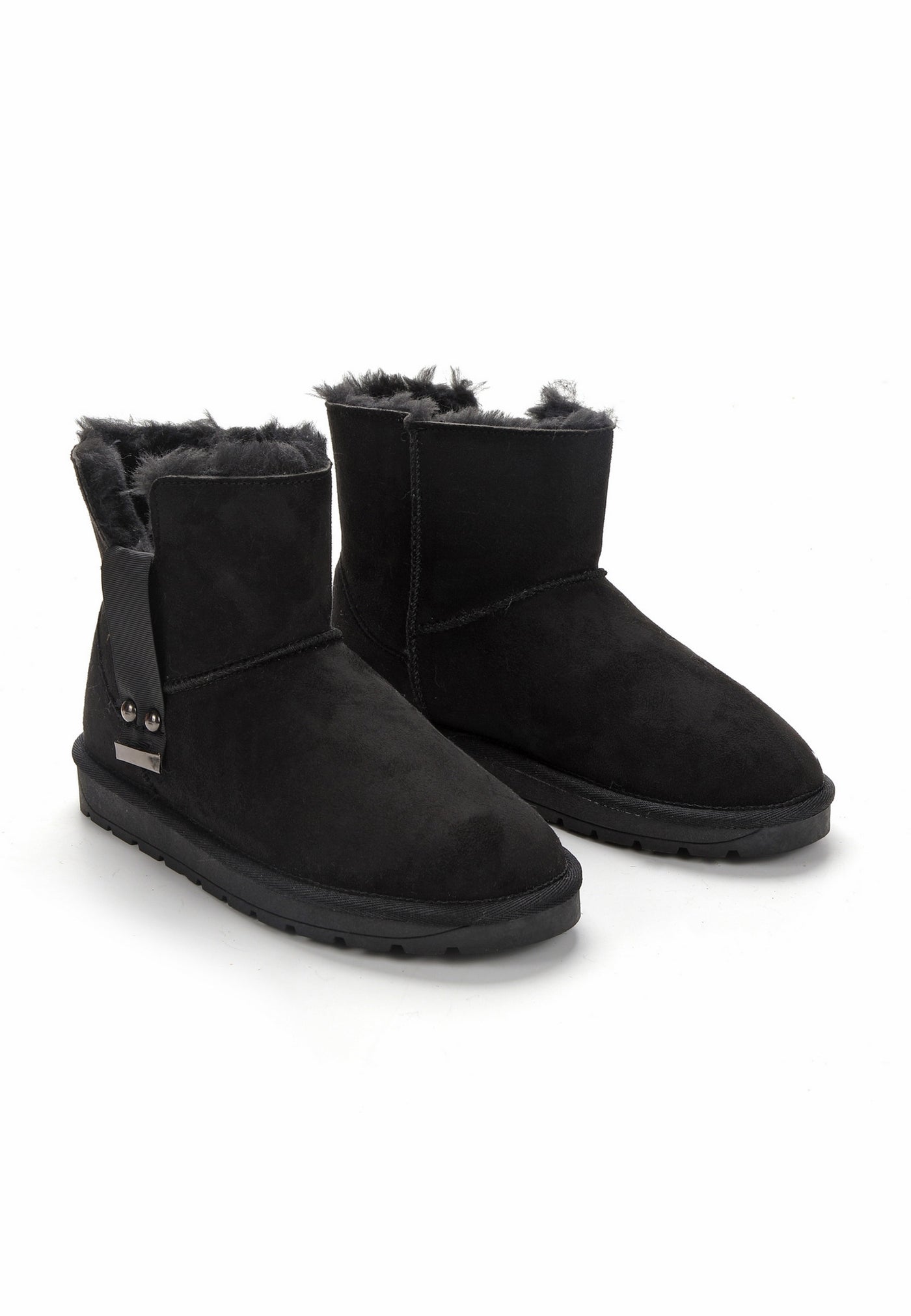 Deux bottines fourrées Mabia noires posées de trois-quarts, lanières rivetées sur les côtés