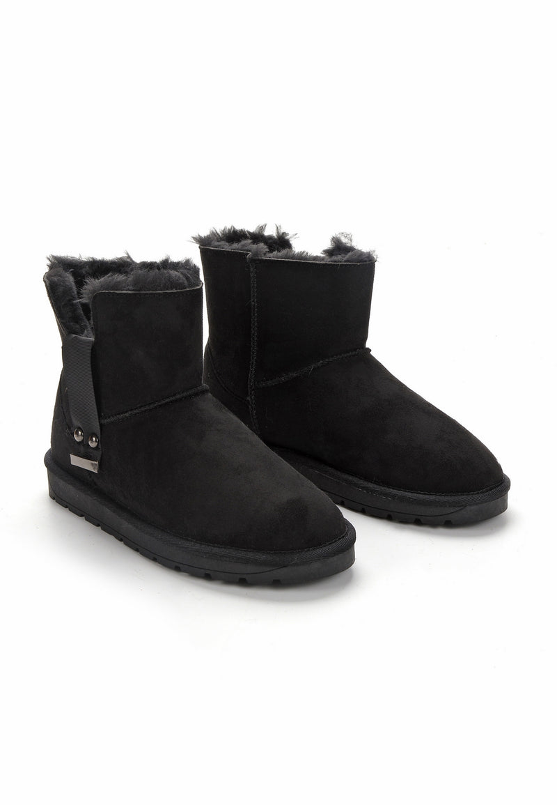 Deux bottines fourrées Mabia noires posées de trois-quarts, lanières rivetées sur les côtés