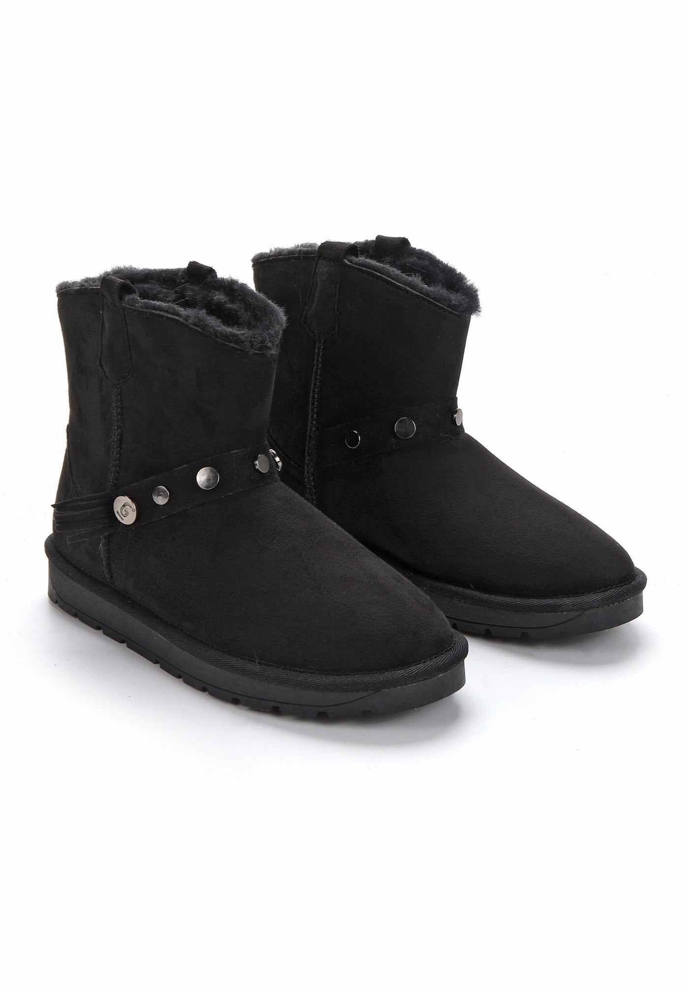 Deux bottines fourrées Mendi noires posées de trois-quarts, brides à pastilles argentées