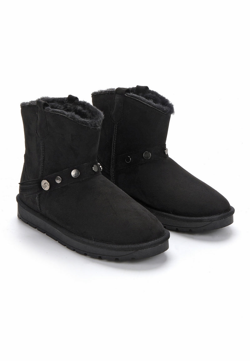 Deux bottines fourrées Mendi noires posées de trois-quarts, brides à pastilles argentées