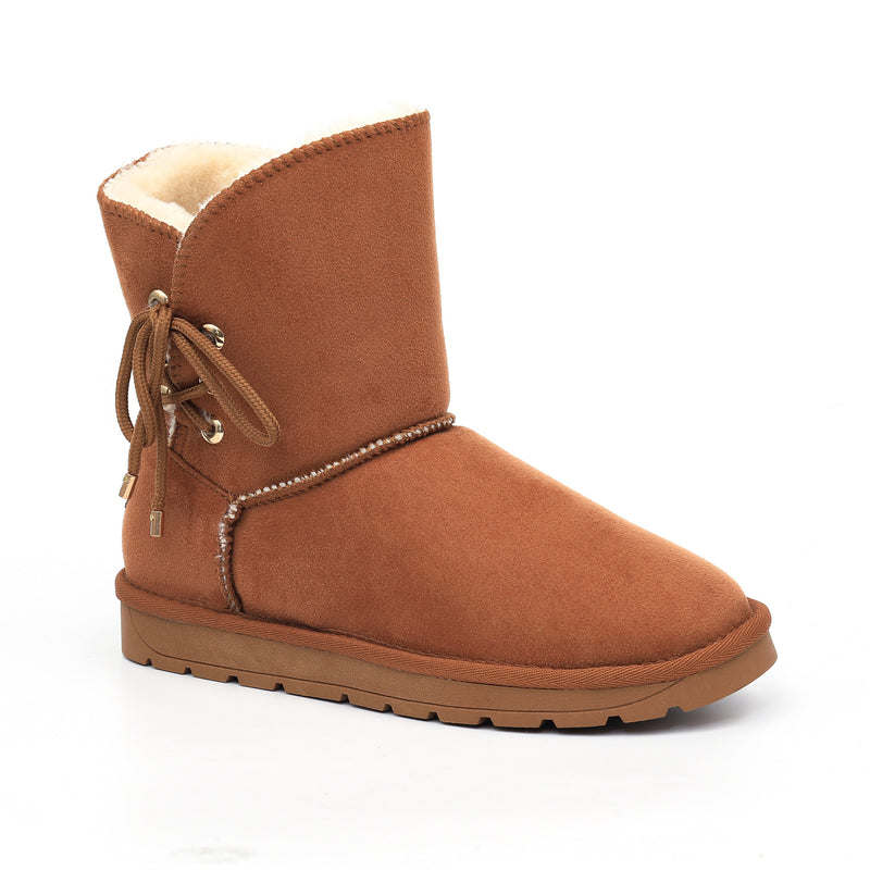 Bottine fourrée Asha camel de profil, lacet noué sur quatre œillets dorés