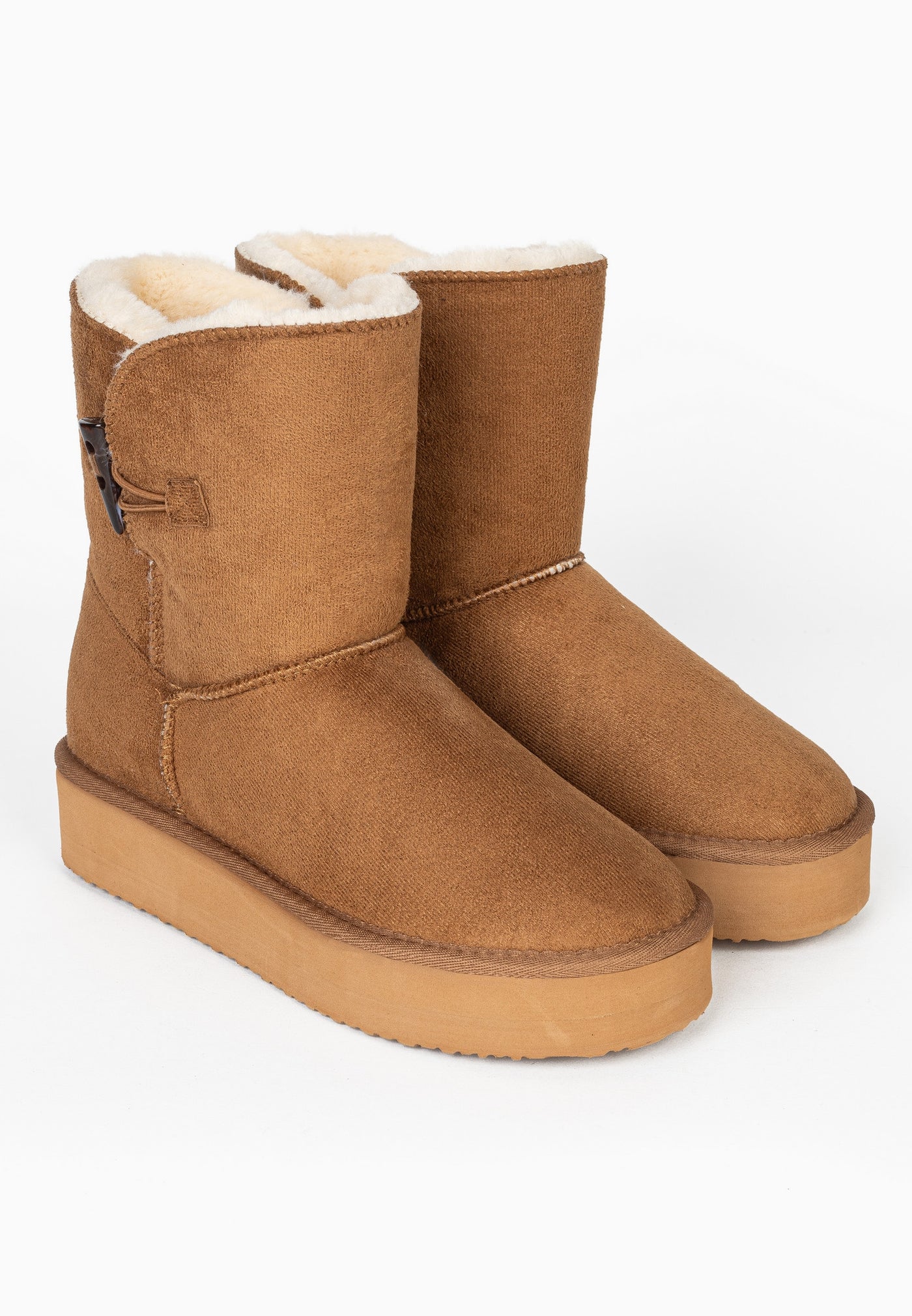 Paire de bottines fourrées Anais camel de trois-quarts, bouton bûchette fermé