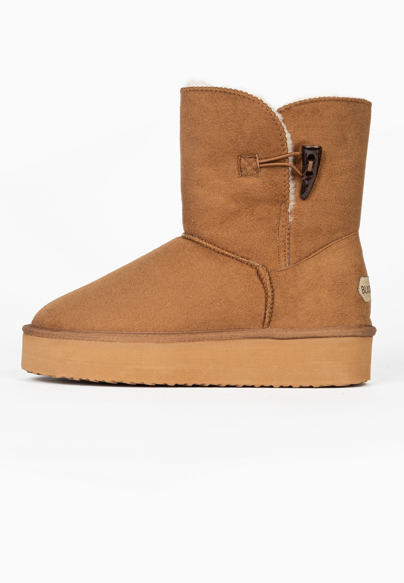 Bottine fourrée Anais camel de profil, étiquette Blackfield crème au-dessus du talon