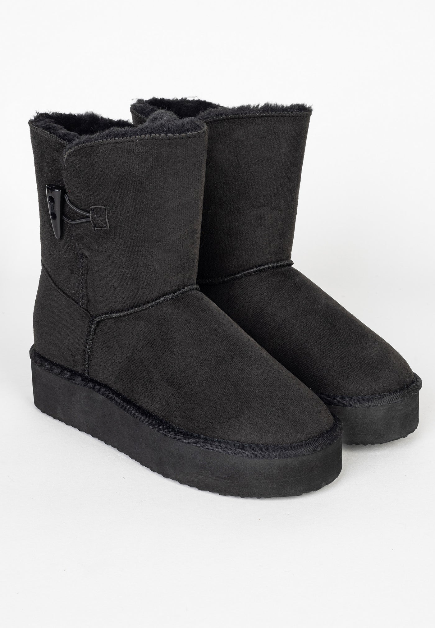 Paire de bottines fourrées Anais noires de trois-quarts, bouton bûchette fermé