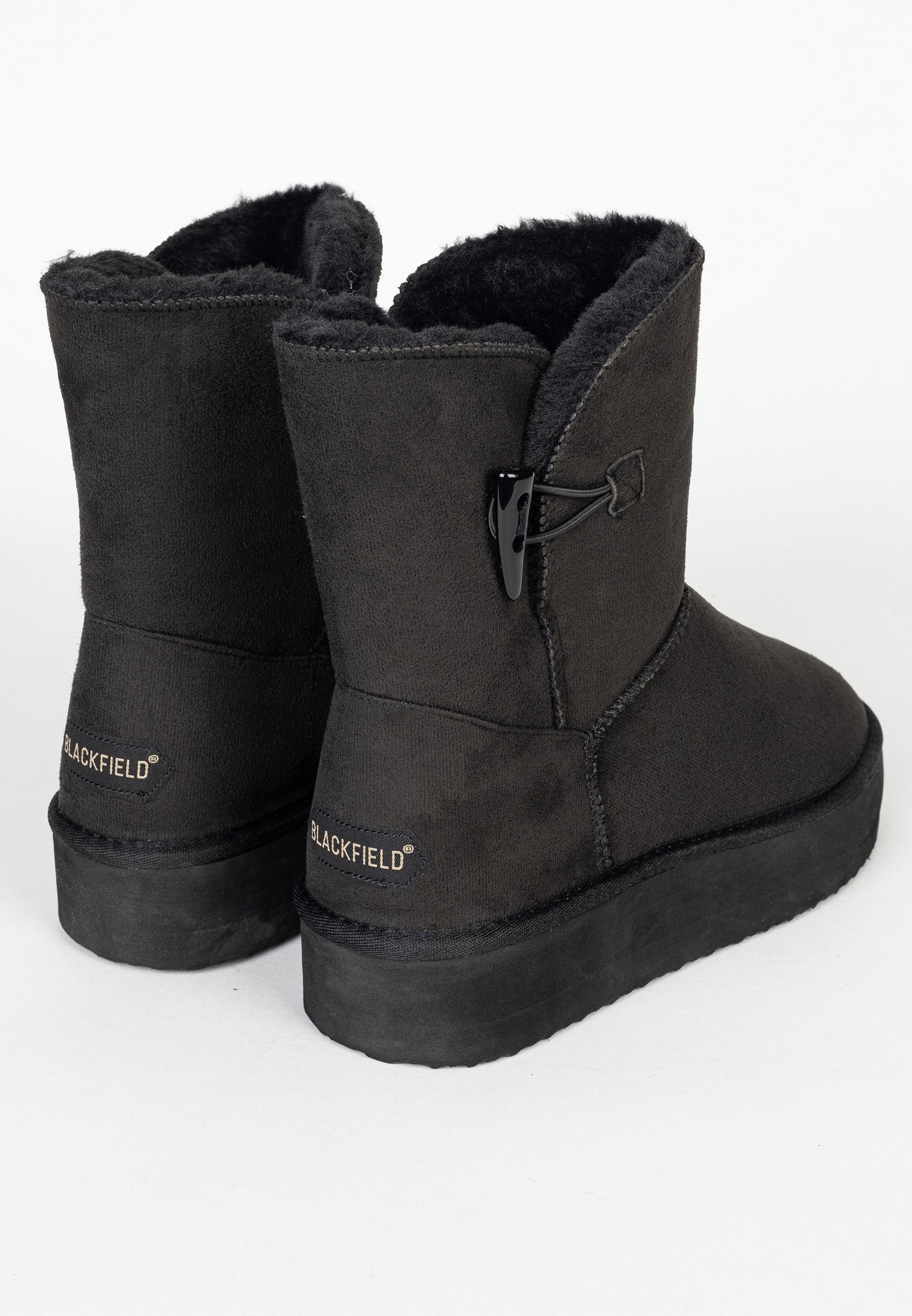 Paire de bottines fourrées Anais noires vue de dos, étiquettes Blackfield aux talons