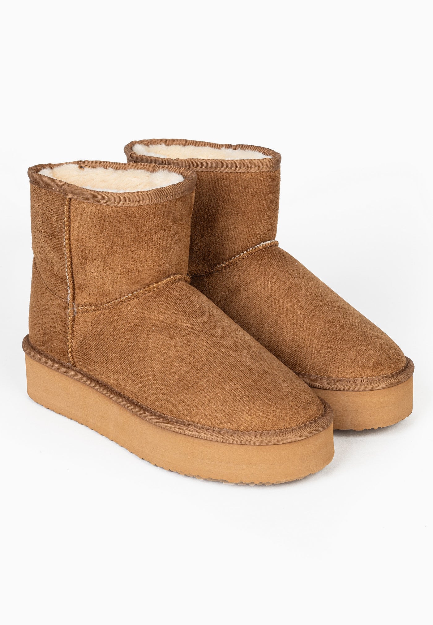 Deux bottines fourrées Princesse camel vues de trois-quarts, doublure crème au col