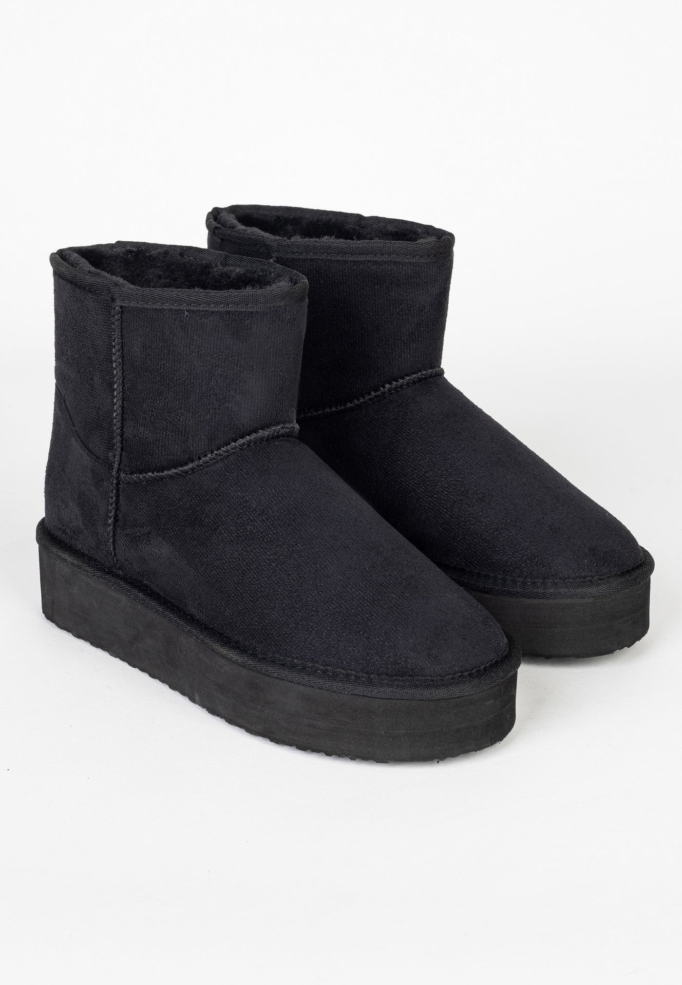 Deux bottines fourrées Princesse noires vues de trois-quarts, doublure sombre au col