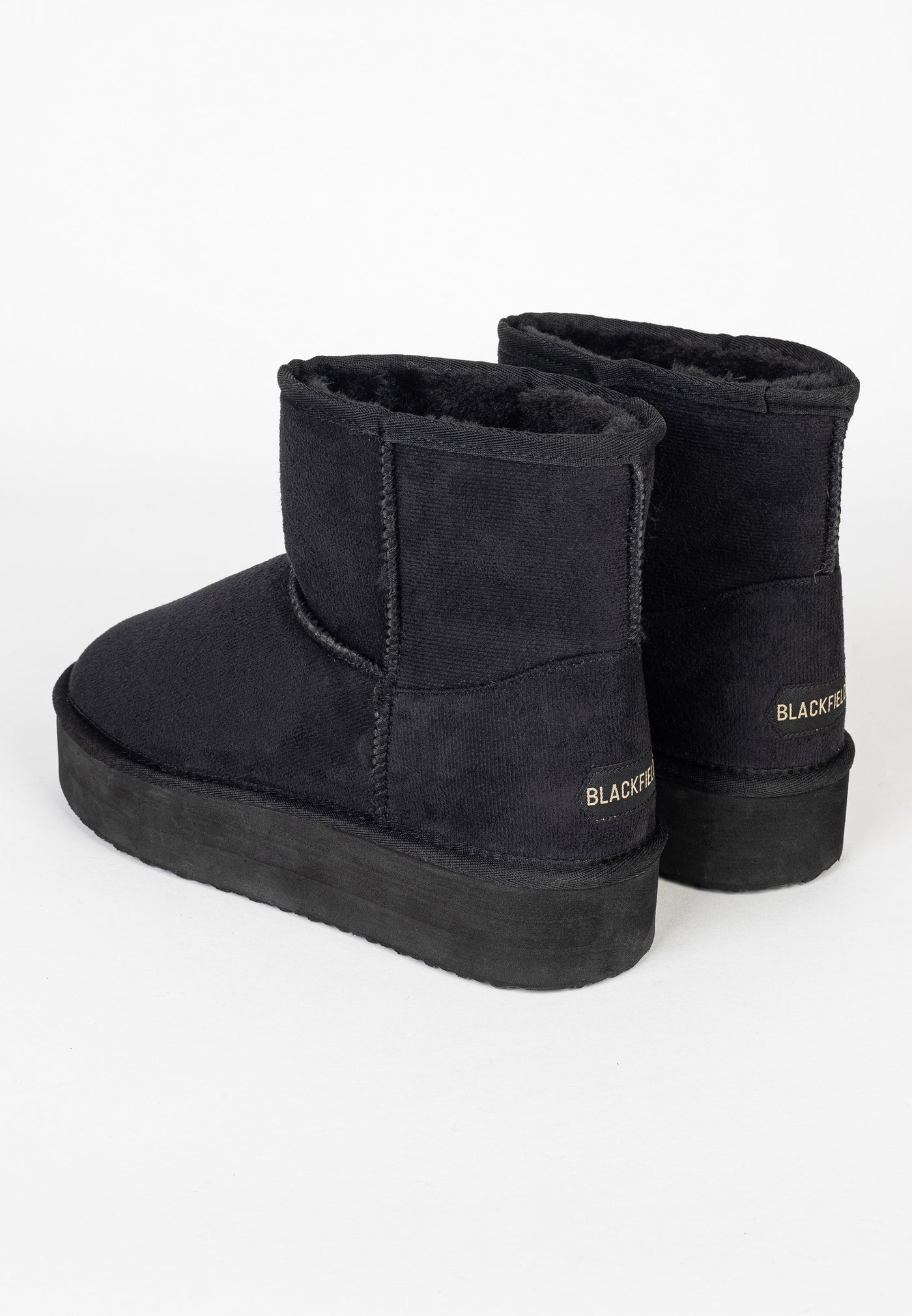 Paire de bottines fourrées Princesse noires de dos, étiquettes Blackfield claires