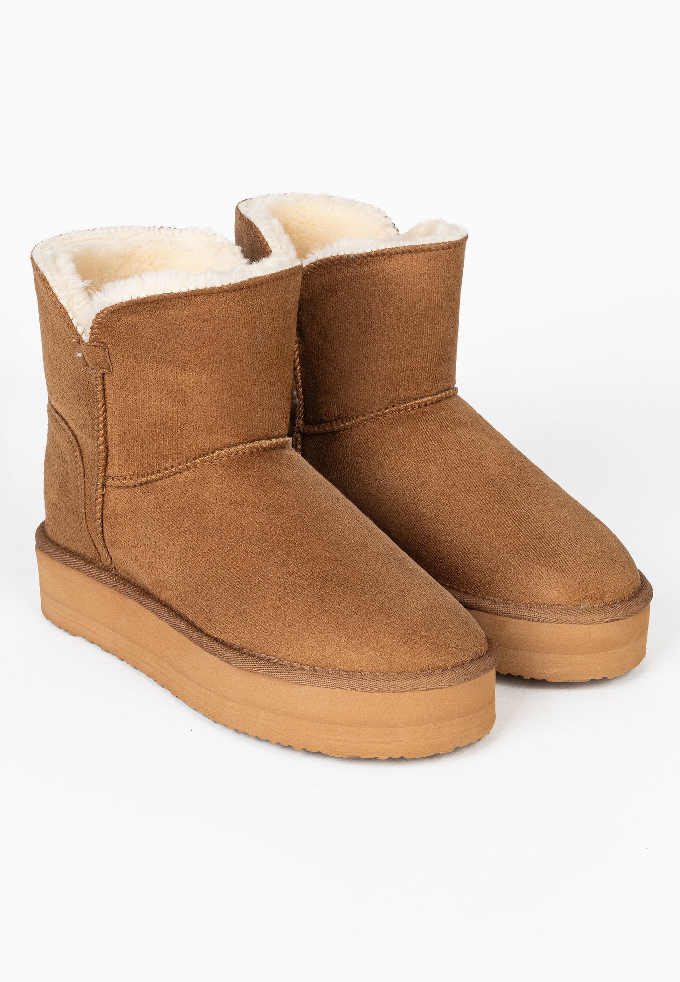 Paire de bottines fourrées Bellevue camel de trois-quarts avant, col échancré en V