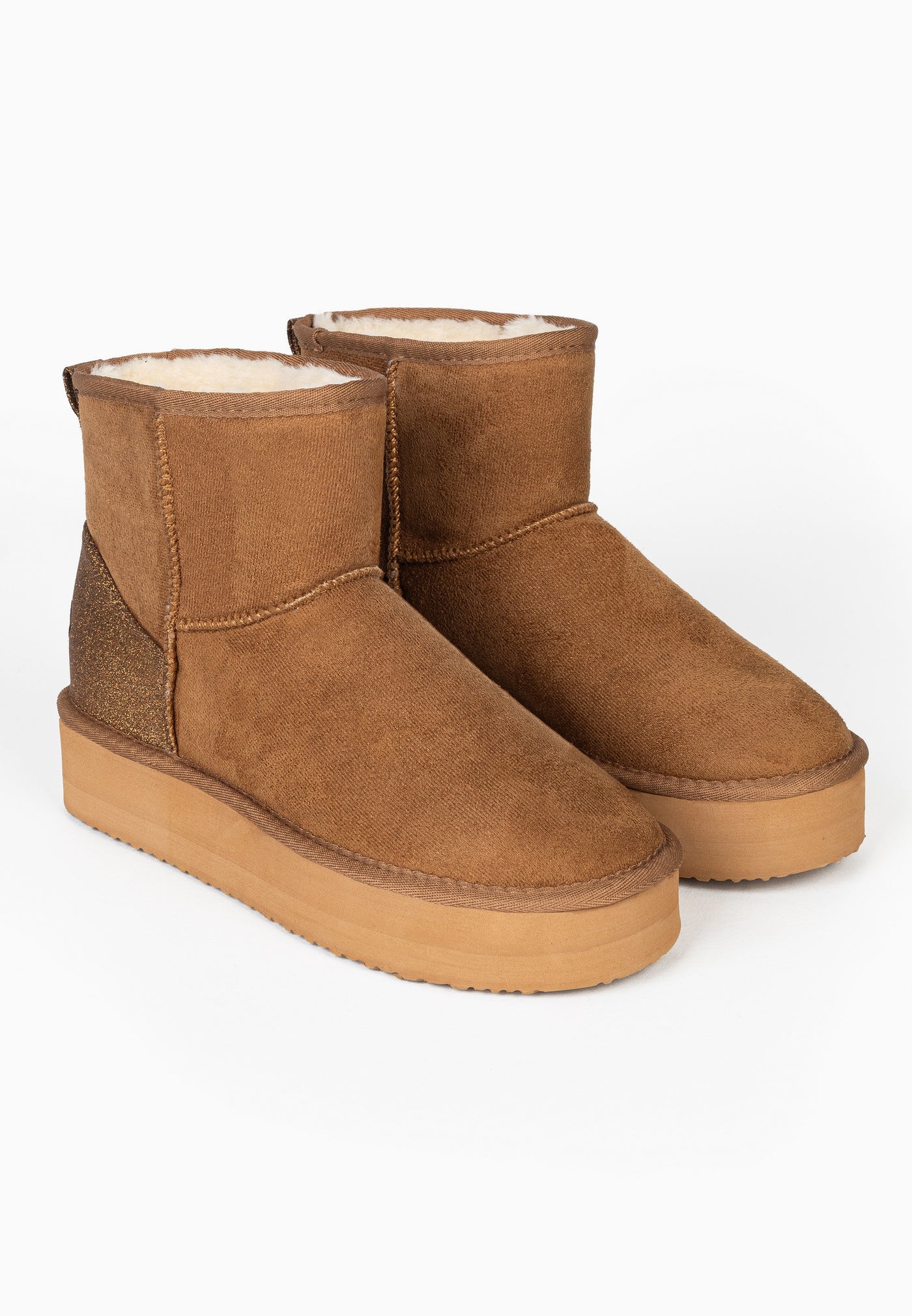 Bottines fourrées Casablanca camel de trois-quarts, doublure crème débordant du col