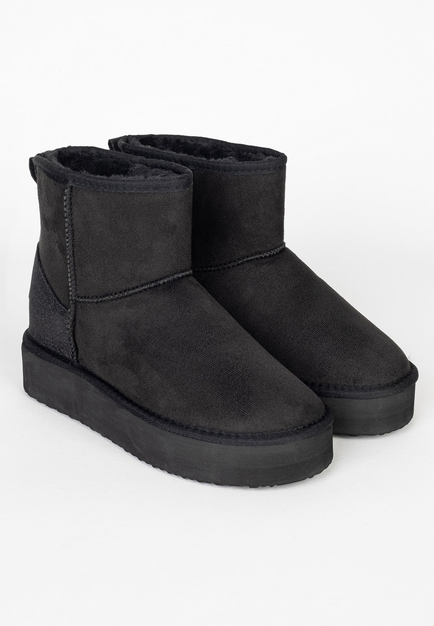 Bottines fourrées Casablanca noires de trois-quarts, plateforme noire épaisse