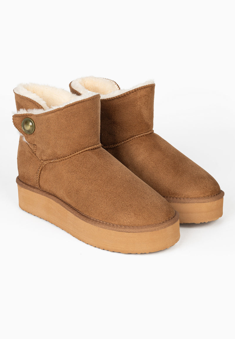 Paire de bottines fourrées Cayuga camel vue de trois-quarts face, cols crème dépassant
