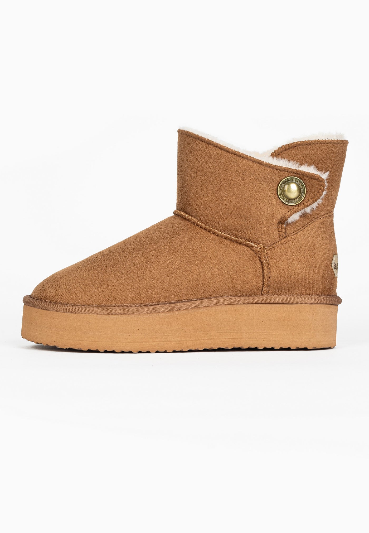 Bottine fourrée Cayuga camel de profil extérieur, bouton laiton et col crème au bord