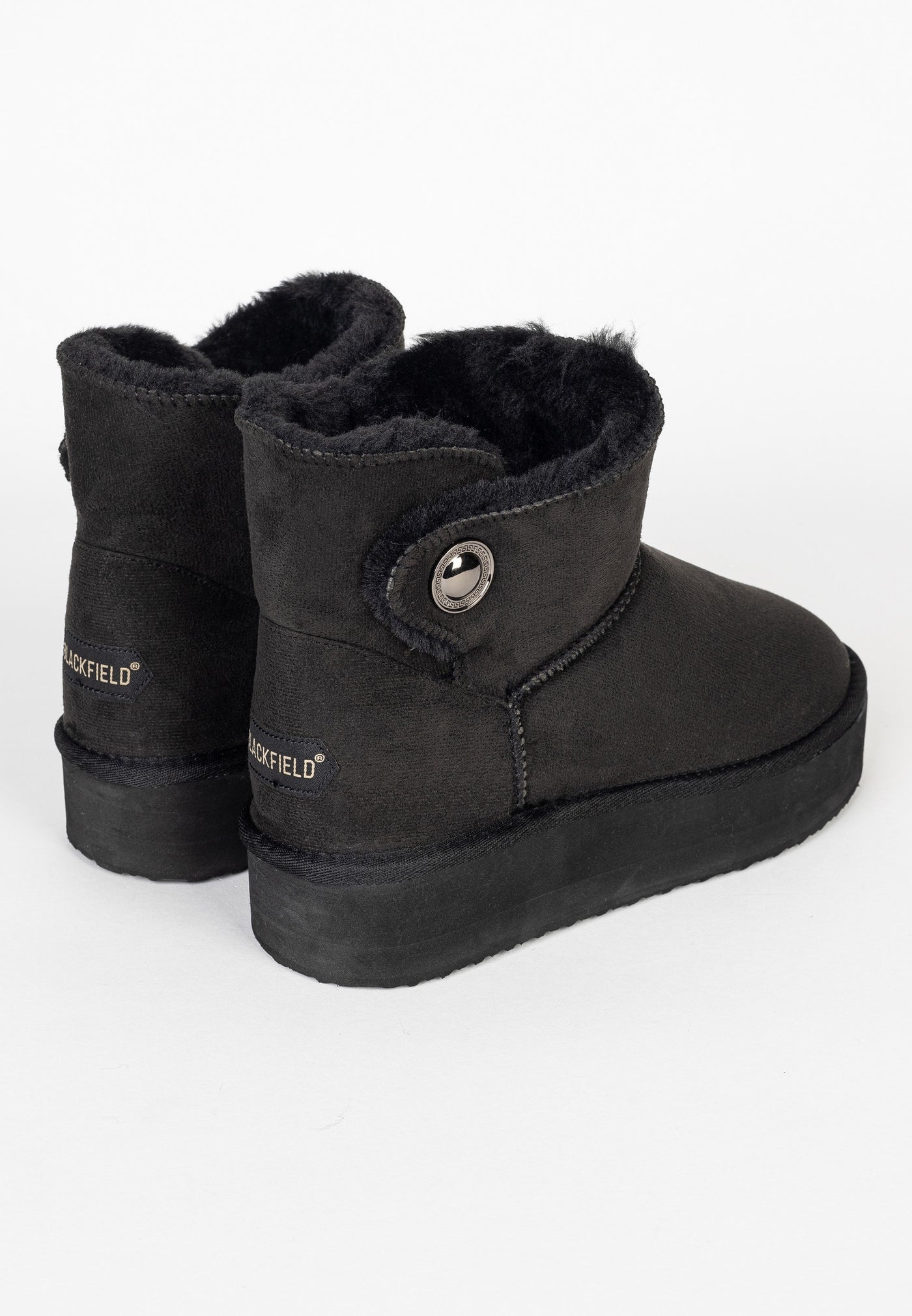 Paire de bottines fourrées Cayuga noires de trois-quarts arrière, étiquettes dorées
