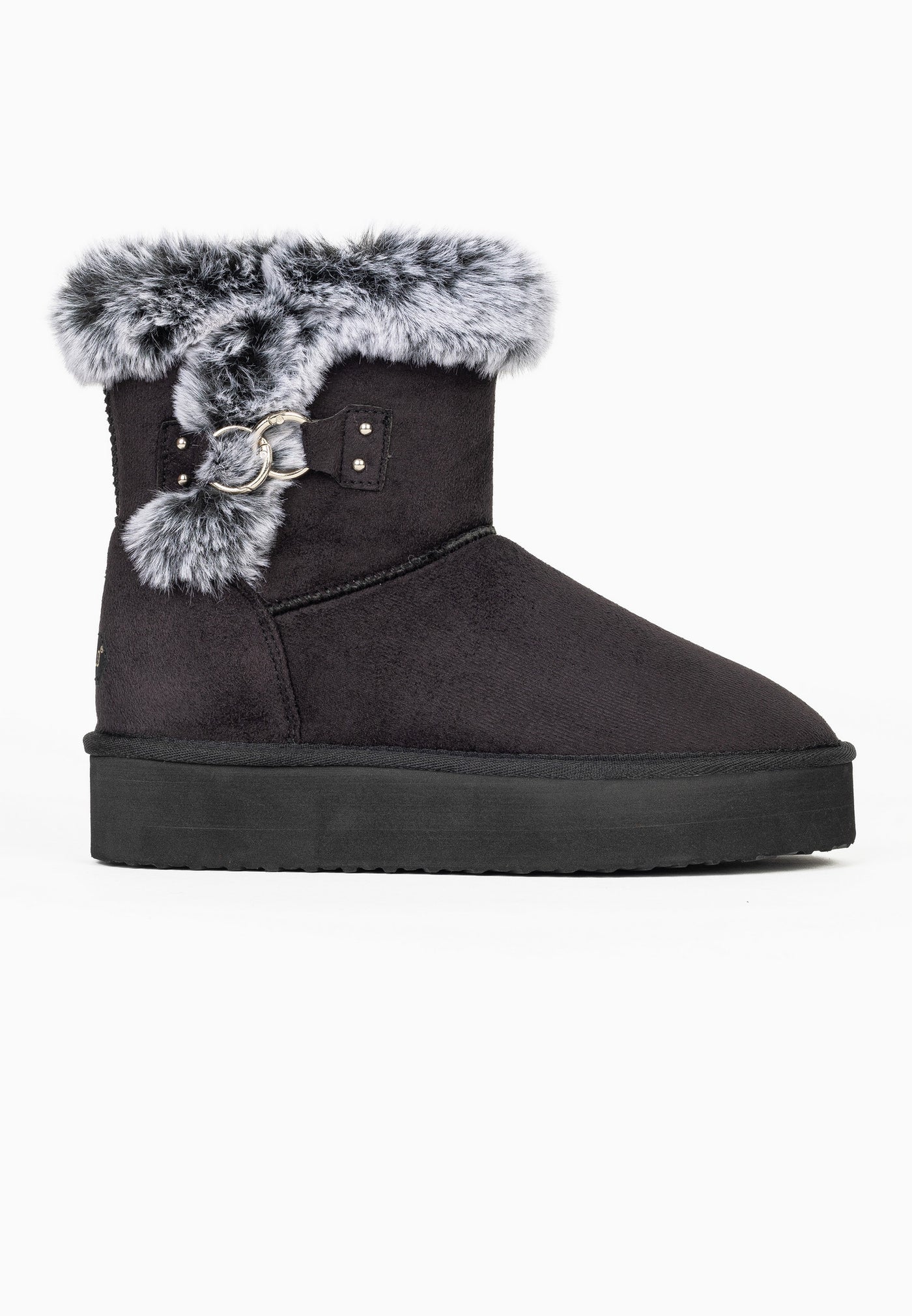 Bottine fourrée Reindeer noire de trois-quarts, pompon gris posé sous la boucle