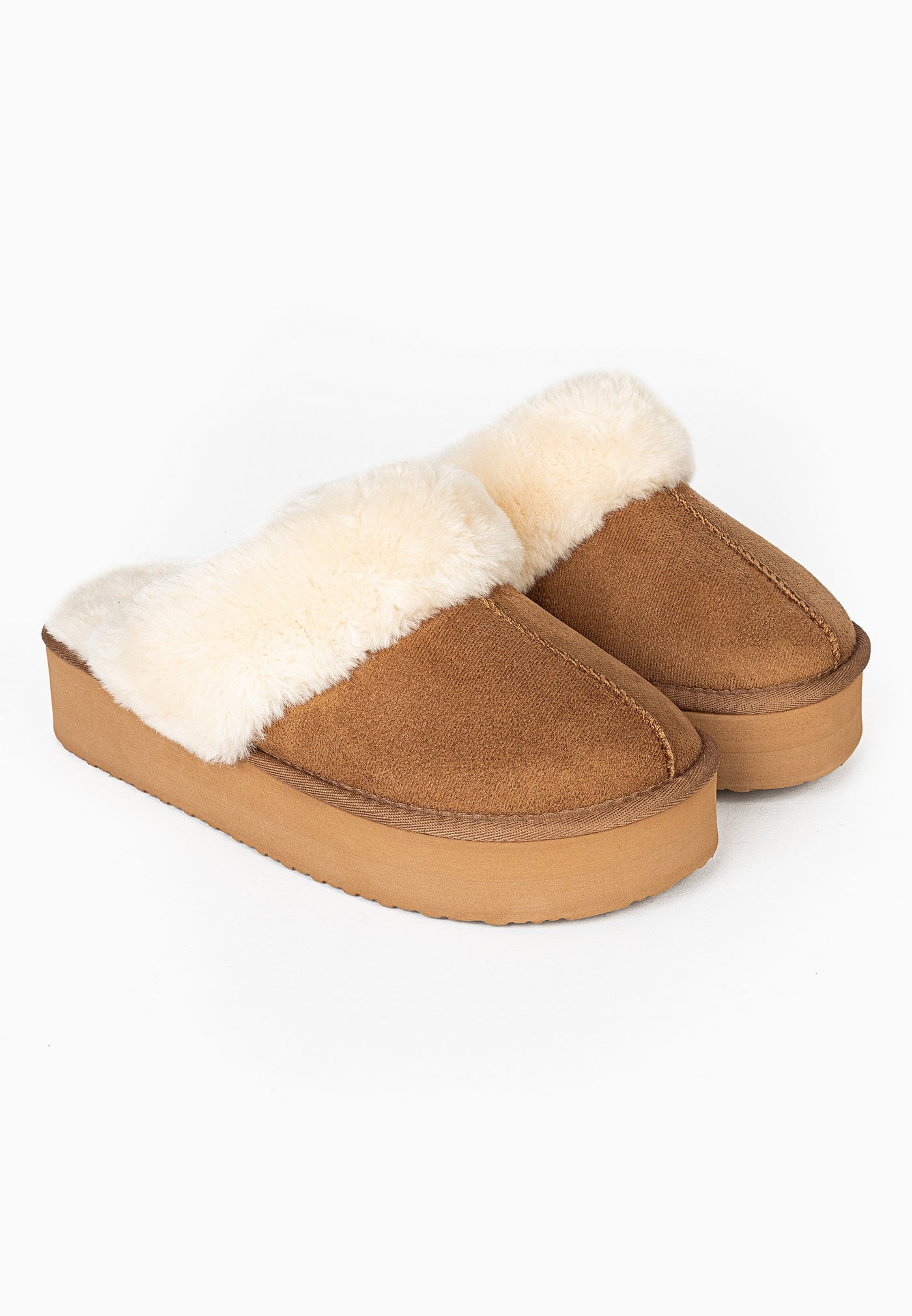 Deux chaussons fourrés camel Sleepers Emilija de trois-quarts, plateforme épaisse camel