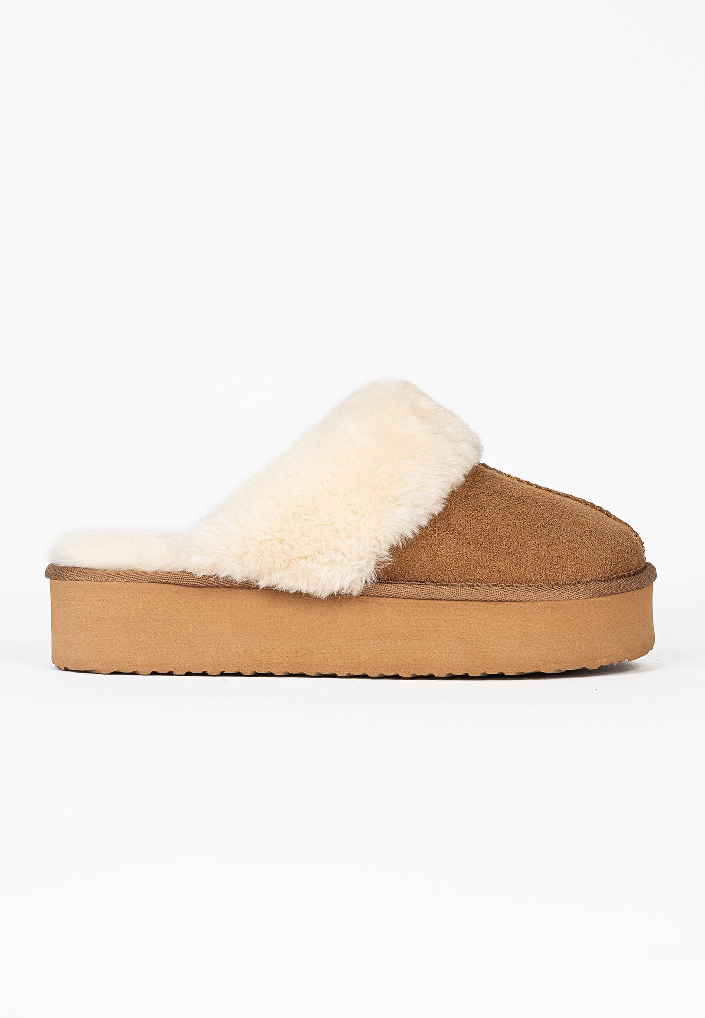 Profil du chausson fourré camel Sleepers Emilija, plateforme haute et col crème roulé