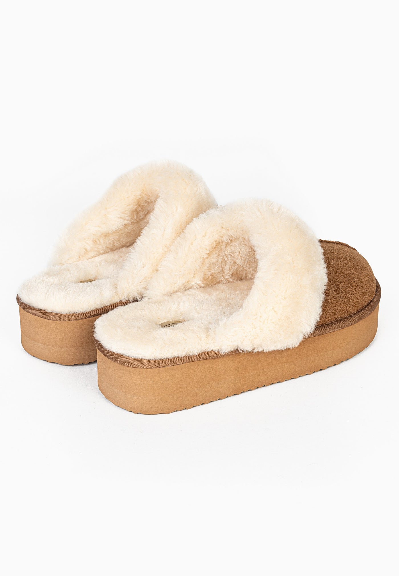 Trois-quarts arrière des chaussons fourrés camel Sleepers Emilija, doublure crème visible