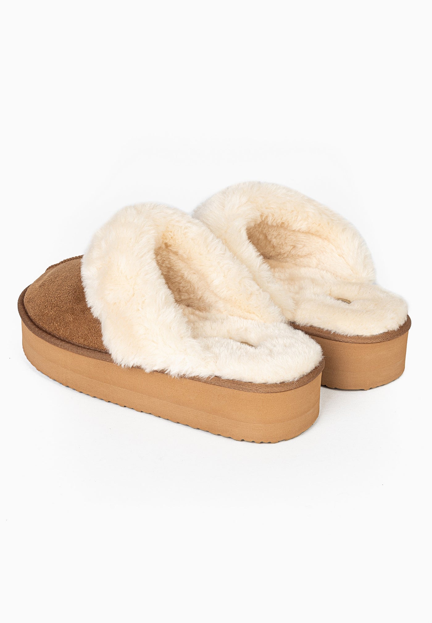 Les deux chaussons fourrés camel Sleepers Emilija de dos, talons ouverts et col crème