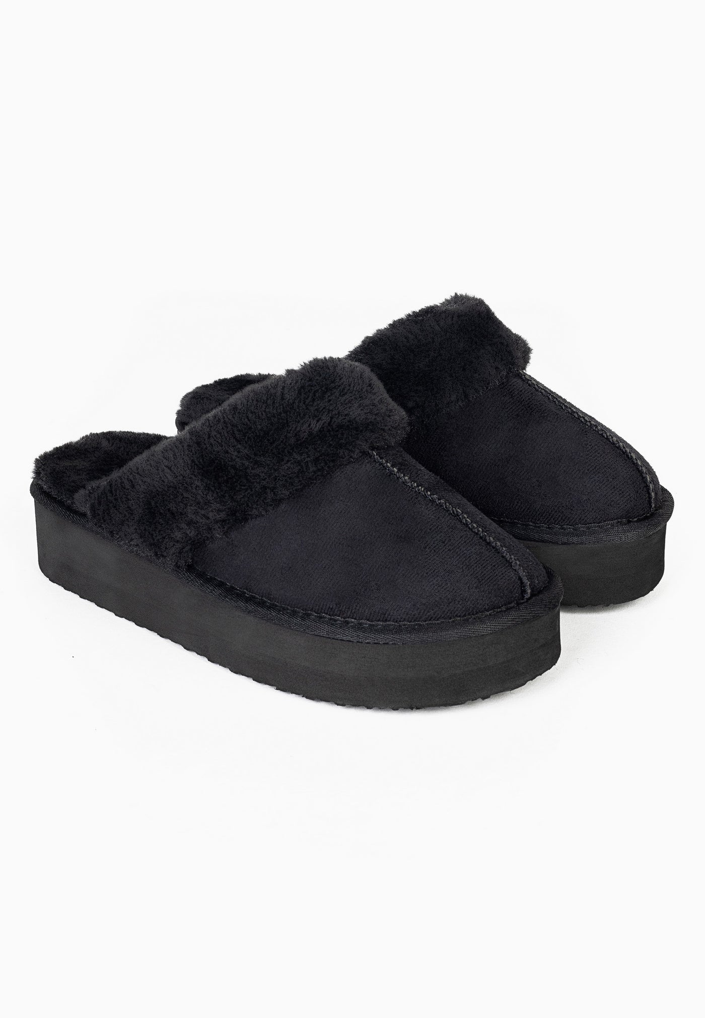 Paire de chaussons fourrés noirs Sleepers Emilija de trois-quarts, plateformes épaisses