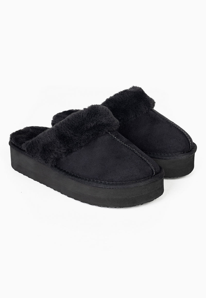 Paire de chaussons fourrés noirs Sleepers Emilija de trois-quarts, plateformes épaisses