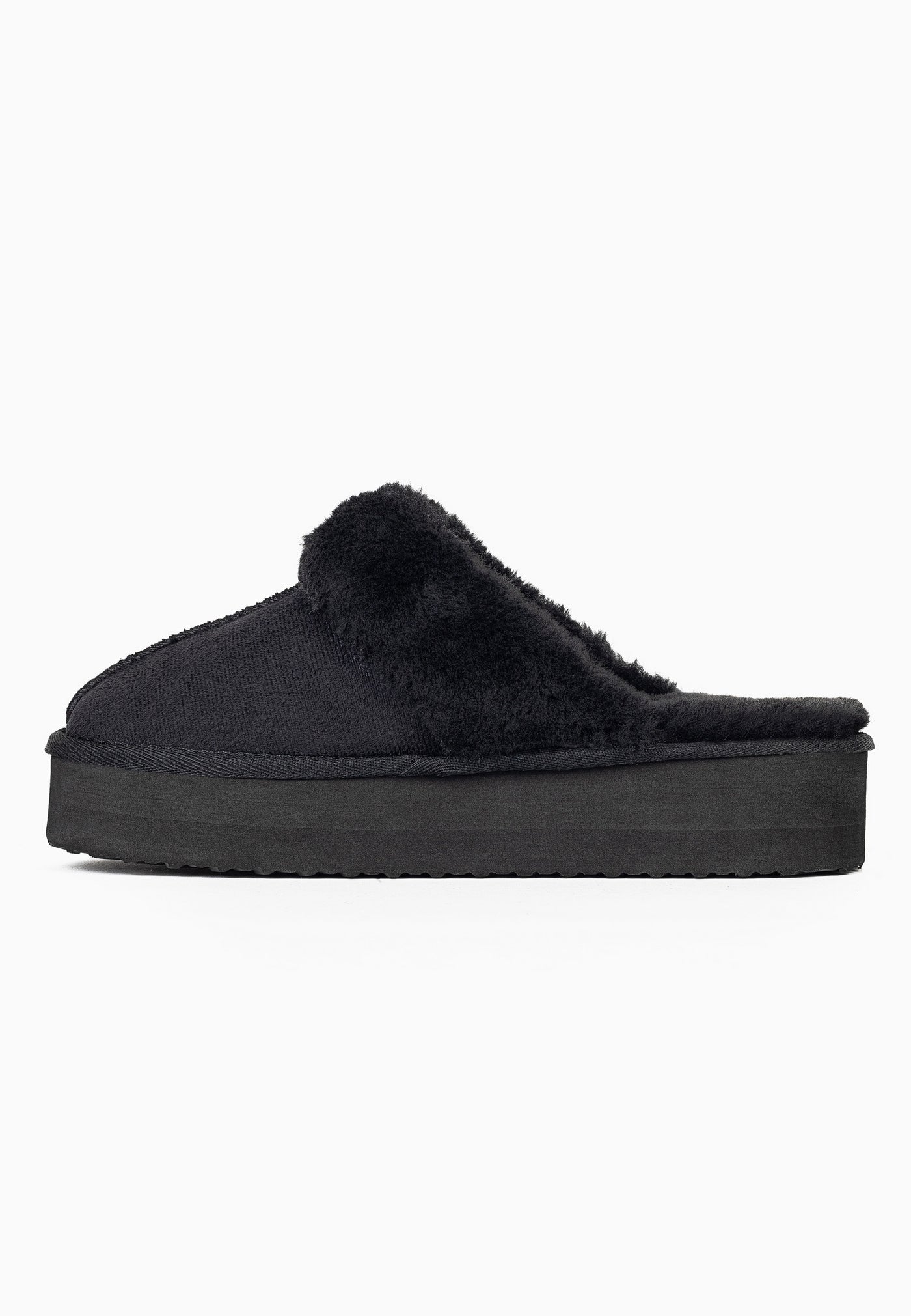 Le chausson fourré noir Sleepers Emilija de profil, microfibre mate et plateforme large