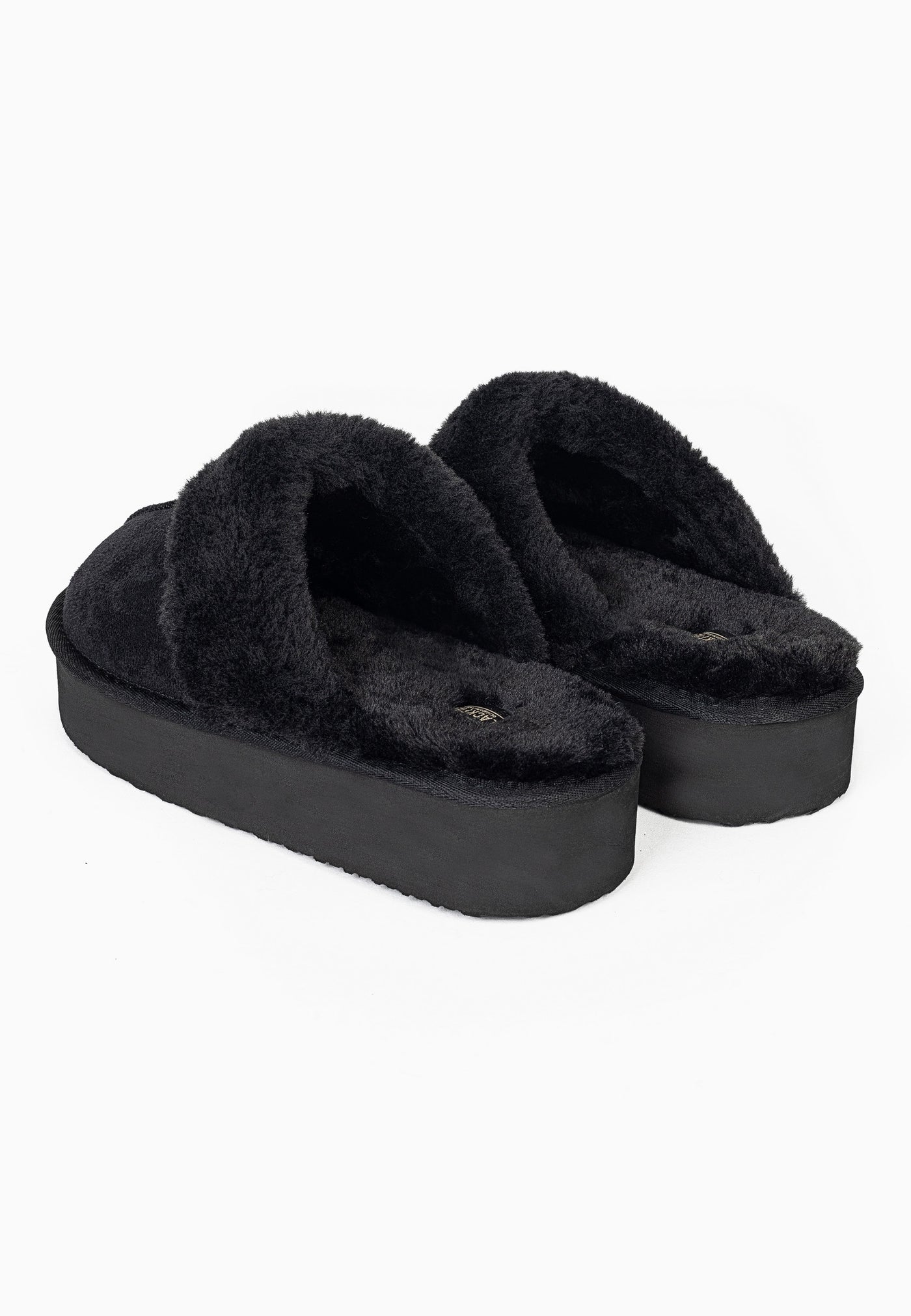 Deux chaussons fourrés noirs Sleepers Emilija de trois-quarts arrière, cols bien garnis