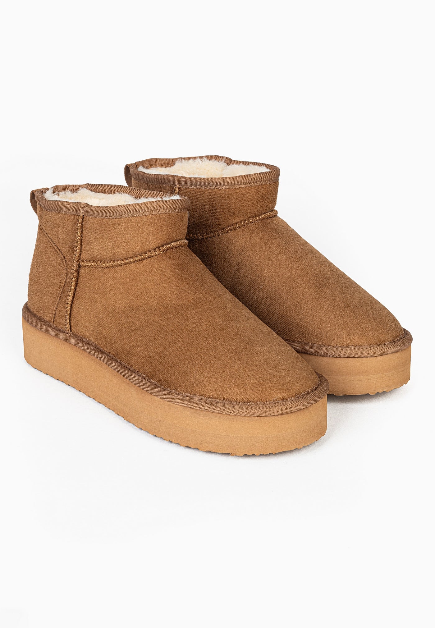 Paire de bottines fourrées Milli camel de trois-quarts, doublure crème au col
