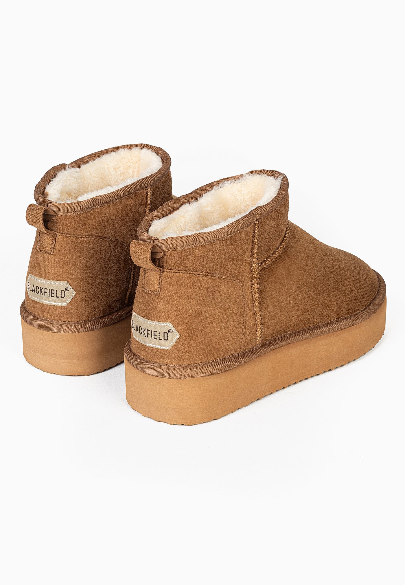 Bottines fourrées Milli camel vues de dos, étiquettes Blackfield écrues aux talons