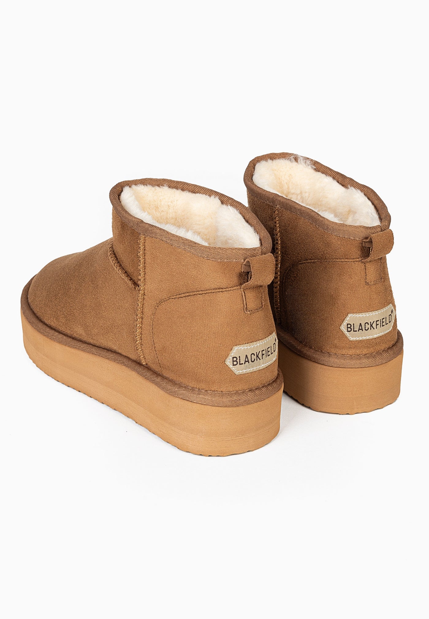 Paire de bottines fourrées Milli camel de trois-quarts arrière, cols garnis de crème