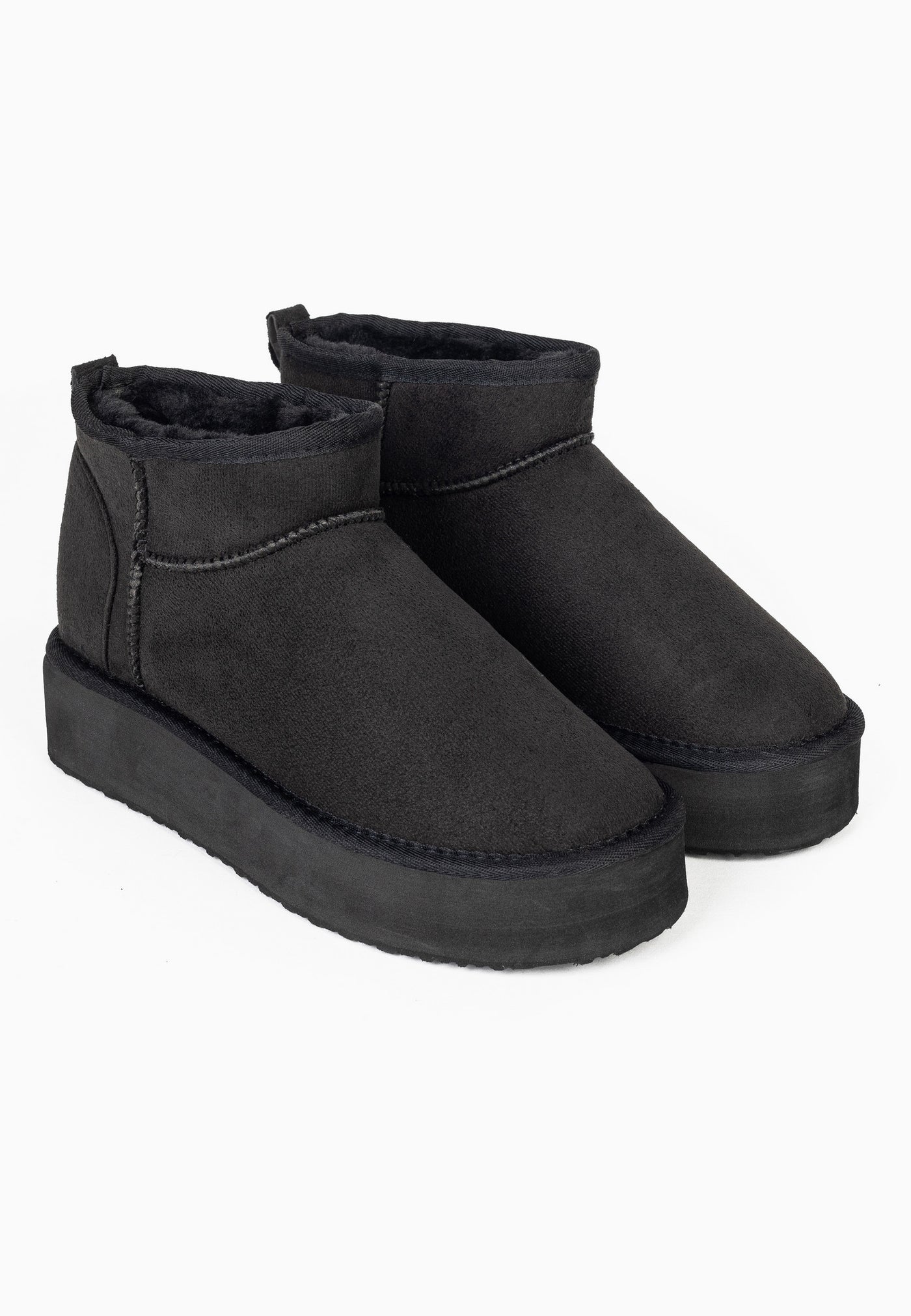 Paire de bottines fourrées Milli noires de trois-quarts, plateforme crantée mate