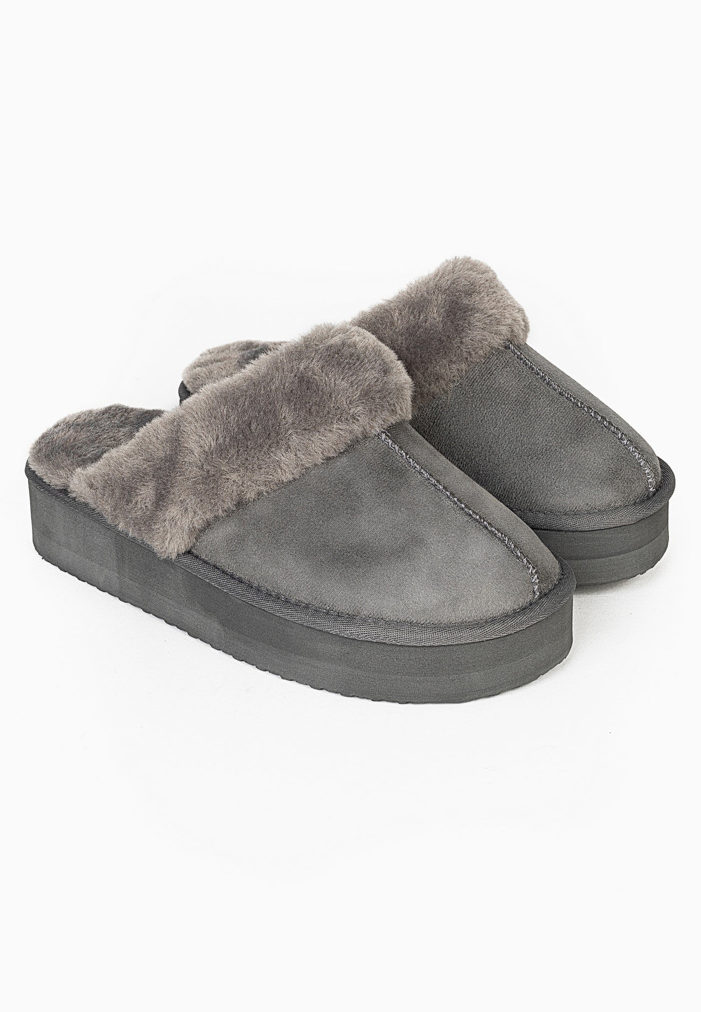 Chaussons fourrés Emilija anthracite de trois-quarts, larges bandes de poil gris