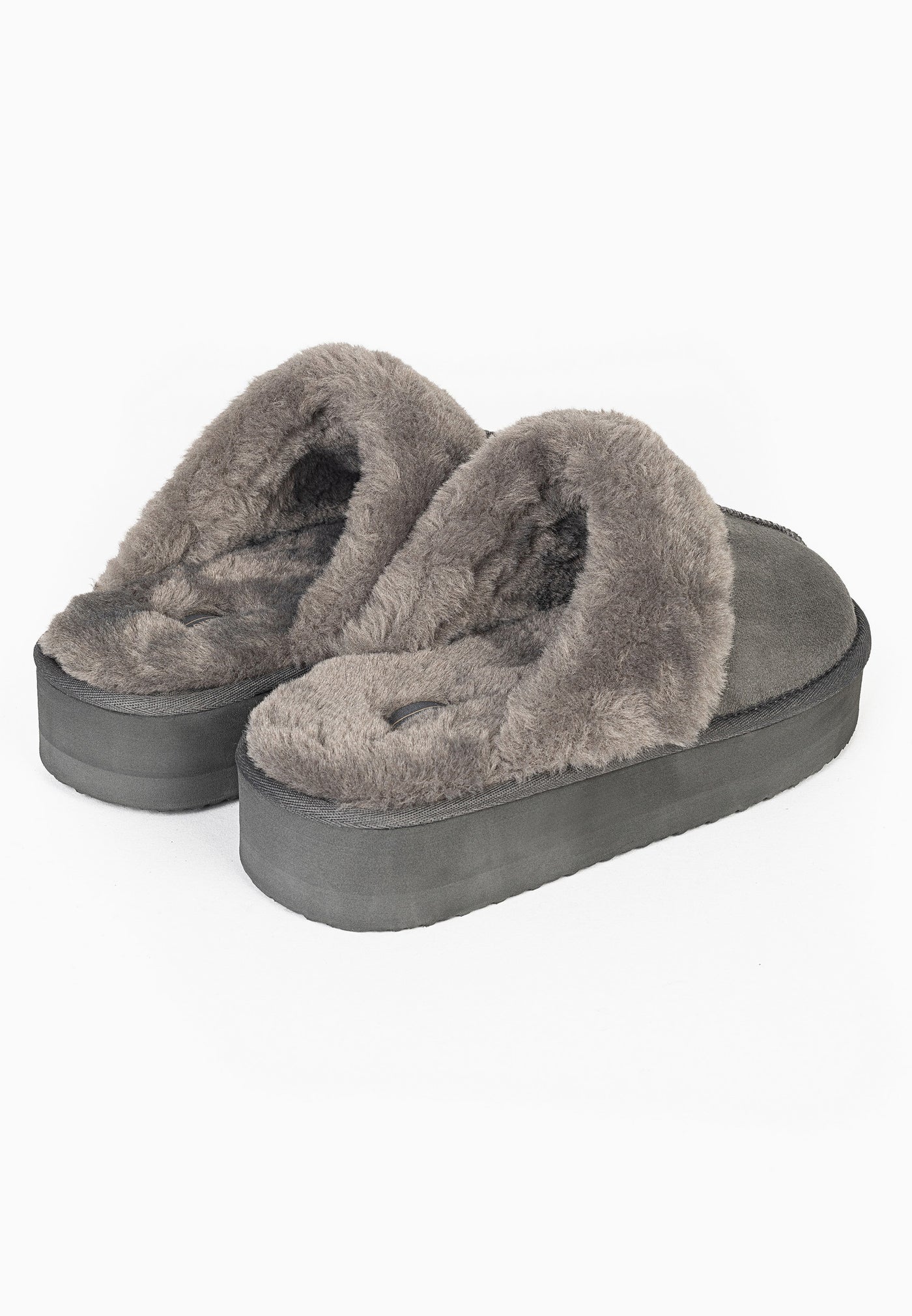 Chaussons fourrés Emilija anthracite vus de dos, premières matelassées apparentes