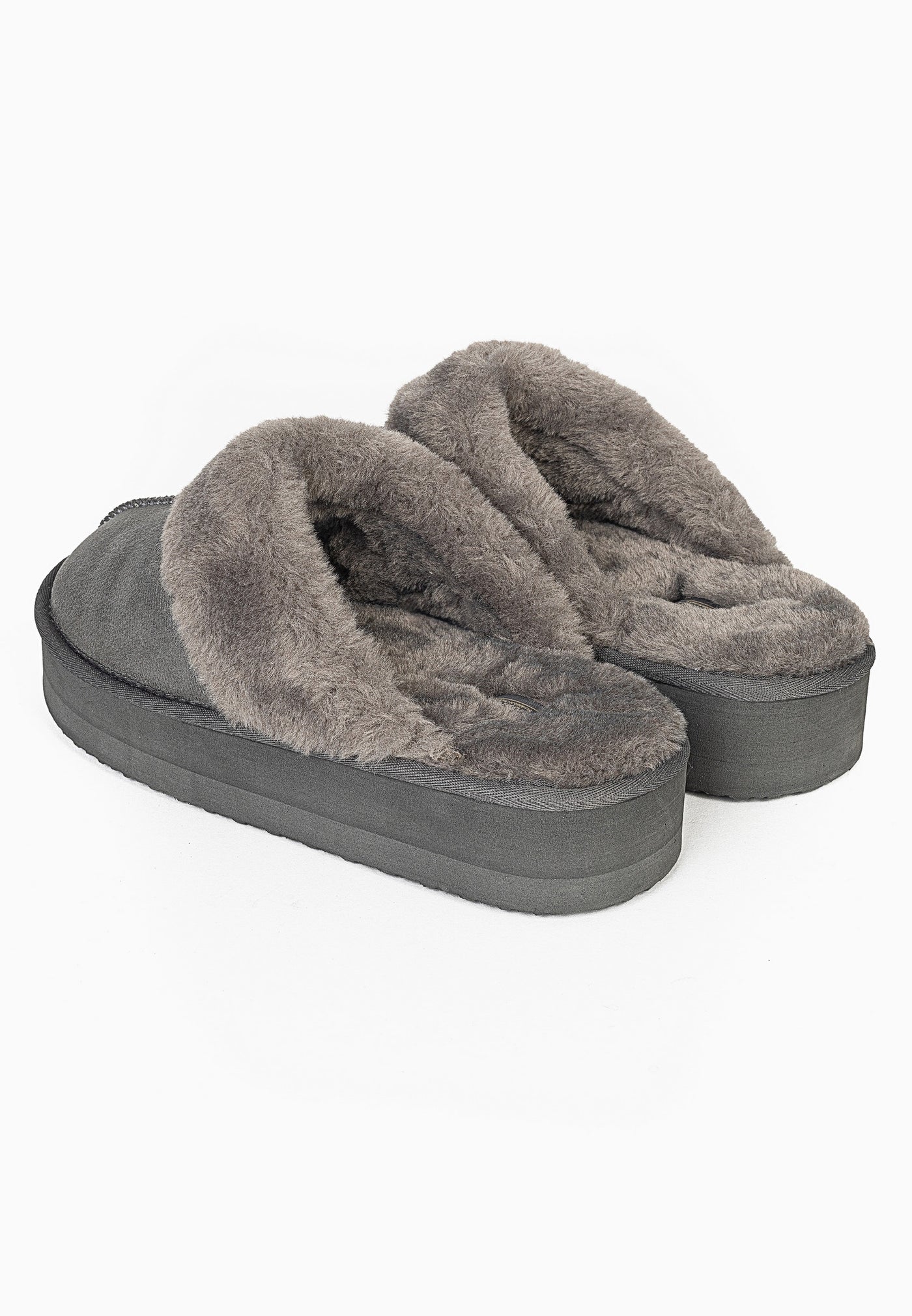 Chaussons fourrés Emilija anthracite de trois-quarts arrière, talons ouverts au poil dense