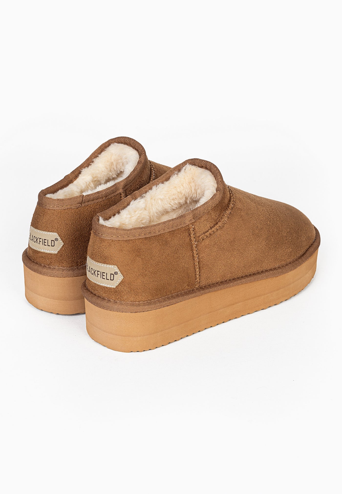 Deux bottines fourrées Fiaza camel de trois-quarts arrière, doublure crème visible